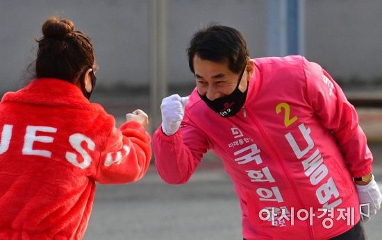 경남 양산시(을)에 출마한 나동연 미래통합당 후보가 2020년 4월3일 경남 양산 덕계로 사거리에서 출근길 인사를 하고 있다./경남 양산=윤동주 기자 doso7@