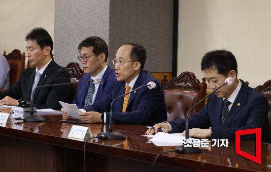 추경호 부총리 겸 기획재정부 장관과 이창용 한국은행 총재, 김주현 금융위원장, 이복현 금융감독원장이 21일 서울 중구 명동 은행회관에서 열린 비상거시경제금융회의에 참석해 이야기를 나누고 있다. 사진=조용준 기자 jun21@