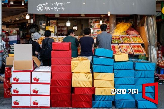 민족 최대 명절 추석을 일주일 앞둔 22일 서울 동대문구 청량리종합시장에 선물용 과일상자가 쌓여 있다. 사진=강진형 기자aymsdream@