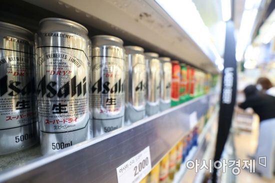 서울 시내 한 대형마트에서 시민들이 맥주를 고르고 있다. /문호남 기자 munonam@