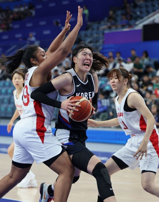 한국 여자 농구 대표팀의 박지수가 3일 중국 저장성 항저우의 올림픽 스포츠센터에서 열린 항저우 아시안게임 여자 농구 준결승 한국과 일본의 경기에서 상대 수비를 뚫고 공격을 시도하고 있다.  [사진 제공= 연합뉴스]