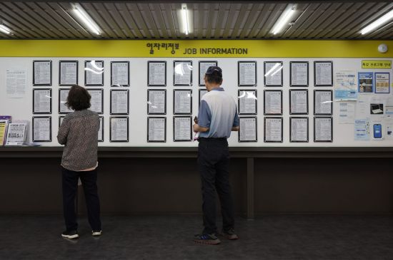 고령화 추세와 맞물리며 60대 취업자 수가 20대 취업자 수를 넘어섰다. 60대 인구 10명 중 6명은 일을 하고 있는 것으로 나타났다. [사진출처=연합뉴스]