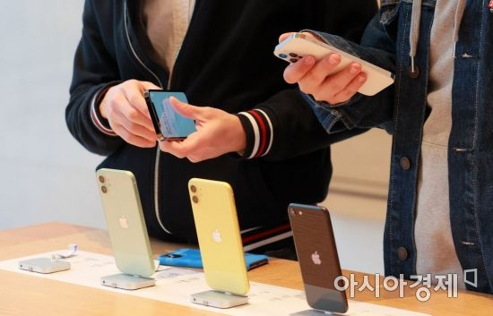 울 강남구 가로수길 애플스토어에서 고객들이 제품을 살펴보고 있다./김현민 기자 kimhyun81@