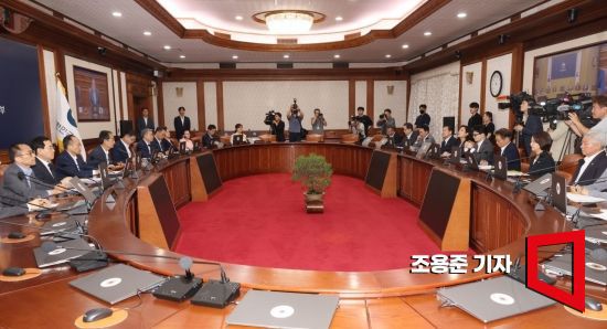 한덕수 국무총리를 비롯한 국무위원들이 8월8일 오전 서울정부청사에서 열린 국무회의에서 국민의례를 하고 있다. 사진=조용준 기자 jun21@