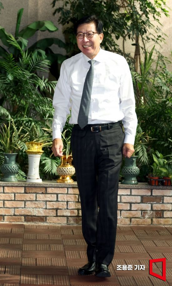 박형준 부산광역시장이 바쁜 공무에도 짬을 내 청사 내 정원을 걷고 있다. 사진=조용준 기자 jun21@