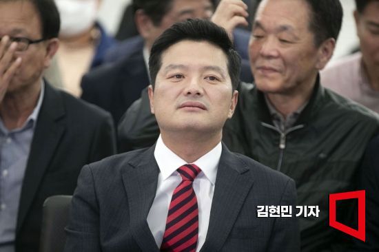 김태우 국민의힘 강서구청장 후보가  11일 저녁 서울 강서구 마곡동 선거사무소를 찾아 차분한 표정으로 개표 방송을 지켜보고 있다. 사진=김현민 기자 kimhyun81@