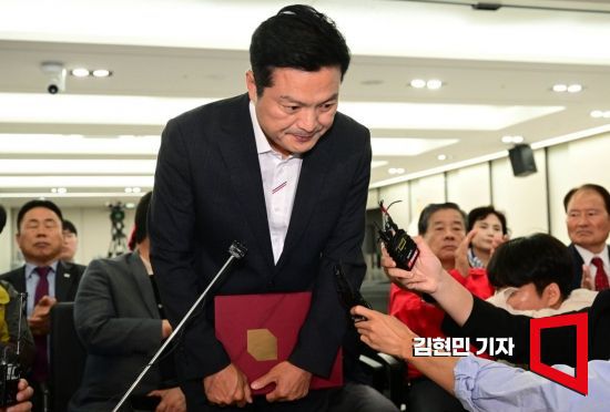 김태우 국민의힘 강서구청장 후보가 11일 서울 강서구 캠프사무소에서 패배를 인정하는 입장을 밝힌 후 인사하고 있다. 사진=김현민 기자 kimhyun81@