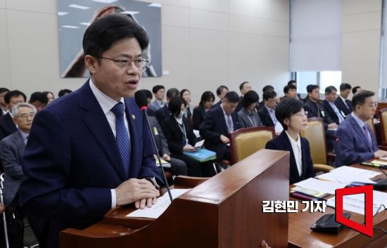 유국희 원자력안전위원회 위원장을 비롯한 참석자들이 12일 국회에서 열린 과학기술정보방송통신위원회의 원자력안전위원회 등에 대한 국정감사에서 업무보고를 하고 있다. 사진=김현민 기자 kimhyun81@