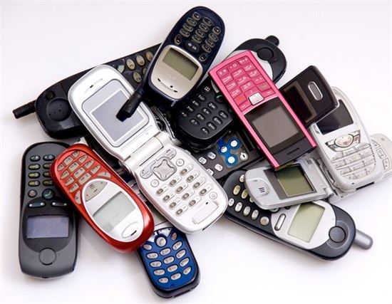 작은 화면, 물리 버튼으로 이뤄진 폴더폰과 피처폰(스마트폰 기능이 없는 휴대폰)이 MZ세대 사이에서 '힙'한 아이템으로 뜨고 있다. [사진=아시아경제DB]