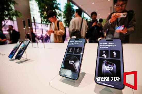 아이폰 15 시리즈 국내 정식 출시일인 13일 서울 중구 애플스토어 명동점에서 고객들이 제품을 체험하고 있다. 사진=강진형 기자aymsdream@