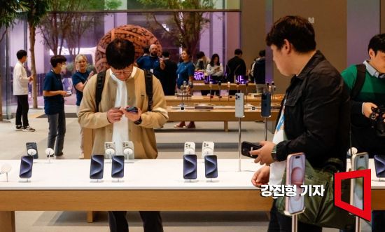 아이폰 15 시리즈 국내 정식 출시일인 13일 서울 중구 애플스토어 명동점에서 고객들이 제품을 체험하고 있다. 사진=강진형 기자aymsdream@