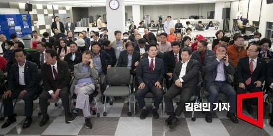 김태우 국민의힘 강서구청장 보궐선거 후보(가운데)와  이철규 사무총장(오른쪽 네번째)이  11일 저녁 서울 강서구 마곡동 선거사무소에서 지지자들과 함께 차분한 표정으로 개표결과를 기다리고 있다.사진=김현민 기자 kimhyun81@