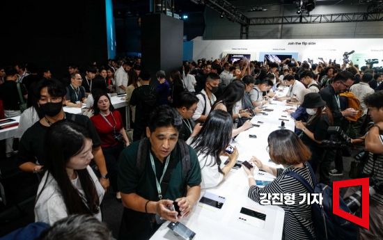 26일 서울 강남구 코엑스에서 열린 '갤럭시 언팩 2023'에 참석한 국내외 취재진 및 해외 인플루언서들이 갤럭시 Z플립5, 갤럭시 Z폴드5, 갤럭시 워치6, 갤럭시 탭 S9 등을 체험하고 있다. 사진=강진형 기자aymsdream@
