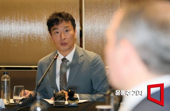 이복현 금감원장이 12일 서울 여의도 페어몬트호텔에서 열린 외국계 금융회사 CEO 간담회에 참석, 모두발언을 하고 있다. 사진=윤동주 기자 doso7@