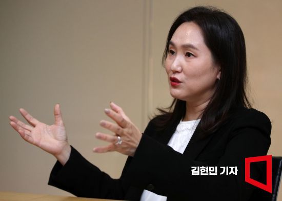 강민주 ING은행 수석 이코노미스트가 지난 12일 서울 중구 서울파이낸스센터 ING 회의실에서 아시아경제와 인터뷰를 하고 있다. 사진=김현민 기자 kimhyun81@