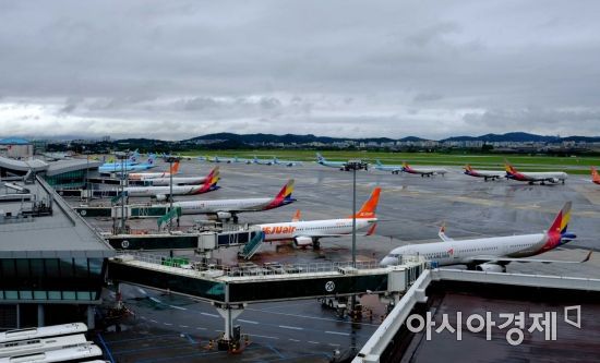 항공기들이 김포국제공항에서 운항을 준비하고 있다. 한국공항공사 제공