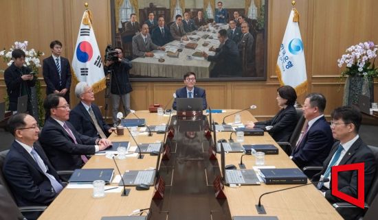 이창용 한국은행 총재가 19일 서울 중구 한국은행에서 열린 금융통화위원회 본회의를 주재하고 있다. 사진=사진공동취재단