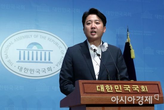 이준석 국민의힘 대표가 2022년 8월13일 서울 영등포구 국회 소통관에서기자회견을 열고 당 비상대책위원회 체제 전환에 대한 가처분 신청 등과 관련해 직접 입장을 말하고 있다./김현민 기자 kimhyun81@