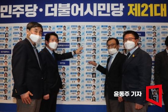 이해찬 더불어민주당 대표와 이인영 원내대표, 우희종 더불어시민당 선대위원장이 2020년 4월15일 국회에 마련된 개표종합상황실에서 당선된 후보자에게 당선 스티커를 붙이고 있다./윤동주 기자 doso7@