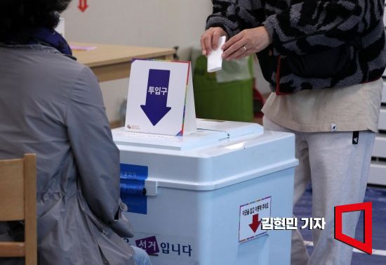 서울 강서구청장 보궐선거날인 11일 서울 강서구 방화1동 제9투표소에서 유권자들이 투표하고 있다. 사진=김현민 기자 kimhyun81@