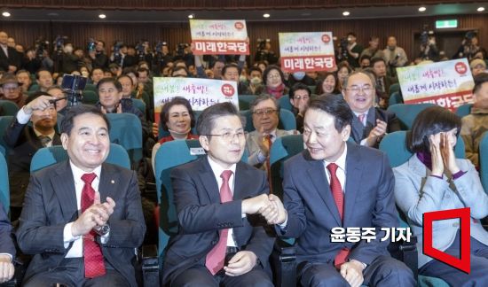 2020년 2월5일 국회에서 열린 미래한국당 중앙당 창당 대회에서 대표로 선출된 한선교 의원이 황교안 자유한국당 대표와 인사를 나누고 있다.  /윤동주 기자 doso7@