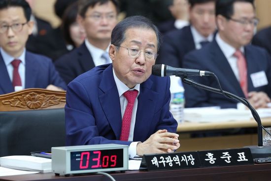 홍준표 대구시장이 23일 대구시청 산격청사에서 열린 국회 행정안전위원회의 대구시에 대한 국정감사에서 질의에 답변하고 있다. 사진제공=연합뉴스
