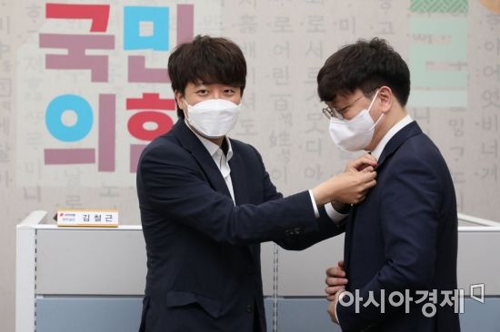 2020년 당시 이준석 국민의힘 대표가 국회 당대표실에서 신인규 상근부대변인 내정자에게 당 배지를 달아주고 있다./윤동주 기자 doso7@