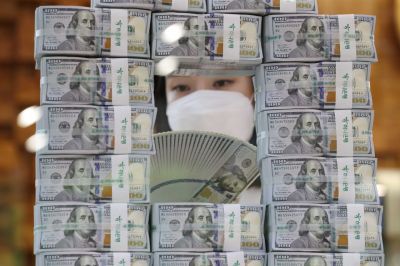 우리나라 외환보유액이 사상 최대치를 경신했다. 한국은행이 3일 발표한 외환보유액 통계에 따르면 5월말 기준 외환보유액은 4564억6000만 달러로 전월말보다 41억5000만 달러 증가했다. 이날 서울 을지로 하나은행 위변조대응센터에서 한 직원이 달러화를 정리하고 있다. /문호남 기자 munonam@