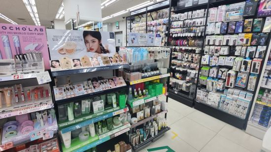 서울시 동작구 사당동에 위치한 다이소 매장, 태그 쿠션 제품이 모두 팔려나가 실제 제품을 찾아볼 수 없었다. [사진=이민지 기자]