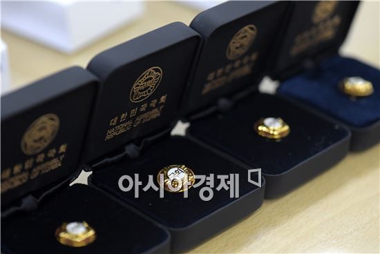 국회의원 배지. 윤동주 기자 doso7@