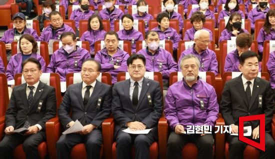 김진표 국회의장과 국민의힘 윤재옥 원내대표, 더불어민주당 홍익표 원내대표, 정의당 배진교 원내대표와 이정민 10.29 이태원참사 유가족협의회 운영위원장을 비롯한 참석자들이 30일 오후 국회도서관 대강당에서 열린 10.29 이태원참사 1주기 국회 추모제에 참석해 행사 시작을 기다리고 있다. 사진=김현민 기자 kimhyun81@