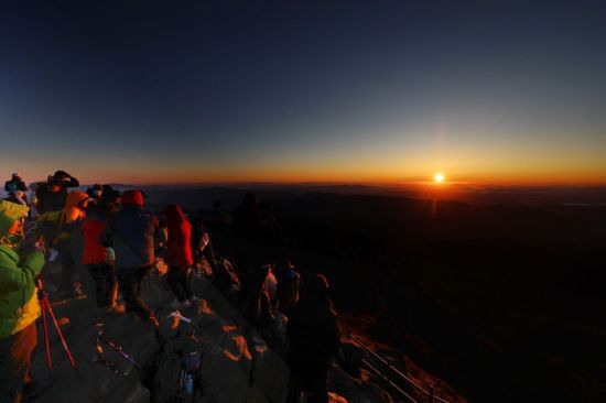 지리산 천왕봉 일출를 보는 탐방객들