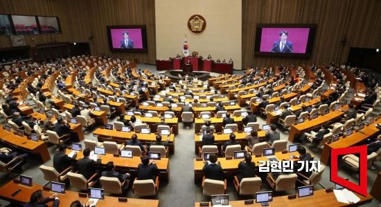 이탄희 더불어민주당 의원이 10일 서울 여의도 국회 본회의장에서 열린 전원위원회에서 발언하고 있다. 사진=김현민 기자 kimhyun81@