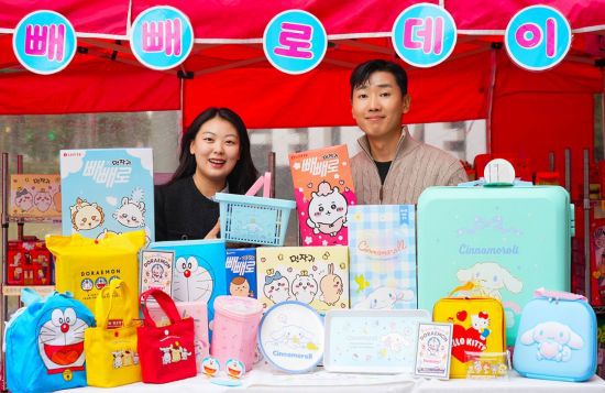 모델들이 세븐일레븐에서 올해 빼빼로데이 기획 상품을 선보이고 있다[사진제공=세븐일레븐].