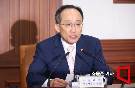 추경호 부총리겸 기획재정부 장관(왼쪽)이 2일 서울 종로구 정부서울청사에서 열린 비상경제장관회의 겸 물가관계장관회의에 참석해 물가상황에 대해 발언 하고 있다. 사진=조용준 기자 jun21@