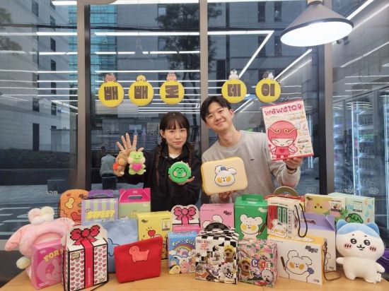 모델들이 CU에서 빼빼로데이 협업 상품을 홍보하고 있다[사진제공=CU].