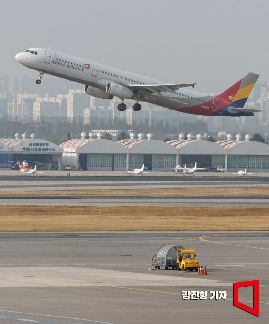 대한항공과 아시아나항공 기업 합병과 관련해 아시아나항공의 화물사업 매각 논의 이사회가 예정된 2일 서울 강서구 김포공항에서 아시아나항공 항공기가 이륙하고 있다. 강진형 기자aymsdream@