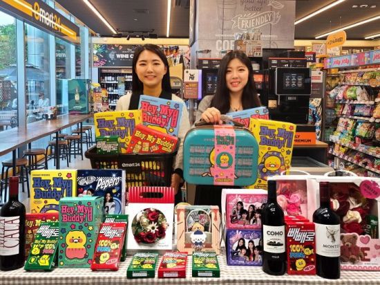 서울 성동구 이마트24에서 모델들이 빼빼로데이 기획 상품을 소개하고 있다[사진제공=이마트24].