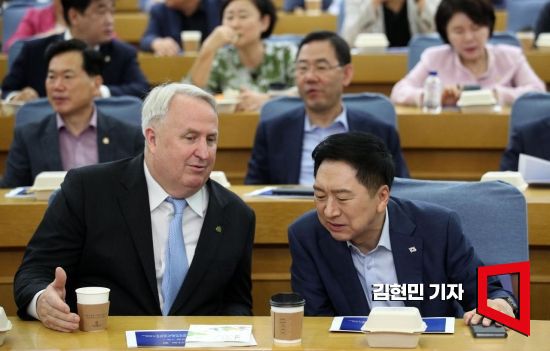 김기현 국민의힘 대표와 인요한 연세대 의대 교수가 23일 국회에서 열린 공부모임 '국민공감' 행사에서 대화하고 있다. 사진=김현민 기자 kimhyun81@