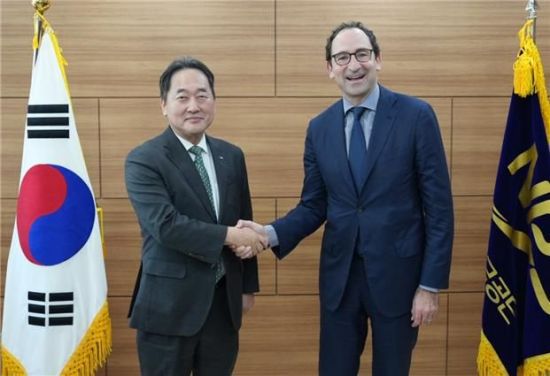 8일 김태현 국민연금공단 이사장과 조나단 그레이 블랙스톤 사장 겸 최고운영책임자(COO)가 국민연금공단 서울남부지역본부에서 면담하고 있다.