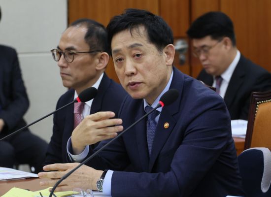 김주현 금융위원장이 9일 국회에서 열린 정무위원회 전체회의에서 의원 질의에 답변하고 있다. [이미지출처=연합뉴스]