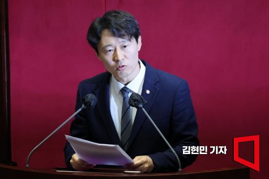 이탄희 더불어민주당 의원이 10일 서울 여의도 국회 본회의장에서 열린 전원위원회에서 발언하고 있다. 사진=김현민 기자 kimhyun81@