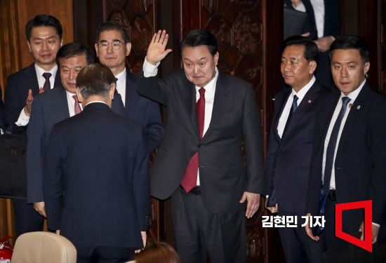 윤석열 대통령이 31일 국회에서 내년도 정부 예산안에 대한 시정연설을 마치고 본회의장을 나서며 손을 들어 있사하고 있다. 사진=김현민 기자 kimhyun81@