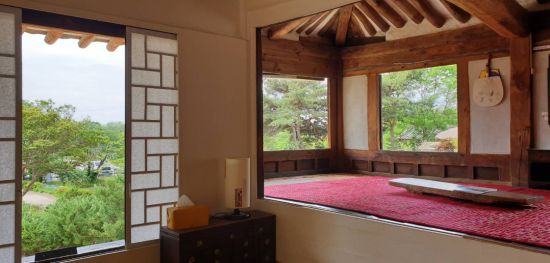 명재고택의 문을 열었을 때 누마루의 모습