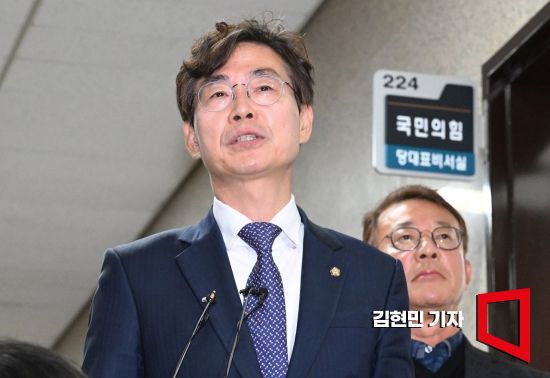 조경태 국민의힘 뉴시티프로젝트특별위원회 위원장이 16일 국회에서 김기현 대표와 논의를 마친 뒤 당대표실을 나와 취재진의 질문에 답하고 있다. 조 위원장은 "서울-김포 통합 특별법을 이날 오후에 발의할 예정"이라고 밝혔다. 사진=김현민 기자 kimhyun81@