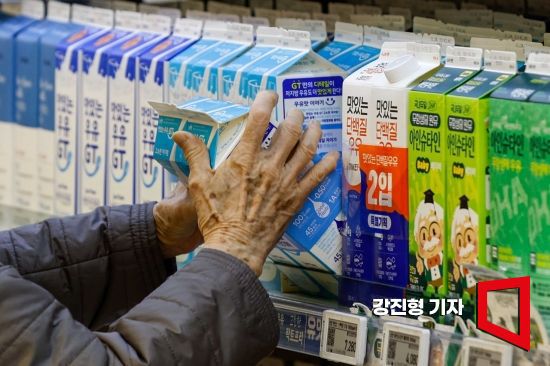 지난달 우유 값이 14.3% 올라 14년 만에 최고치로 치솟는 등 정부가 밀착 관리 중인 주요 먹거리 물가가 지난해보다 크게 오른 것으로 나타난 가운데 14일 서울 한 대형마트를 찾은 시민이 우유를 고르고 있다. 사진=강진형 기자aymsdream@