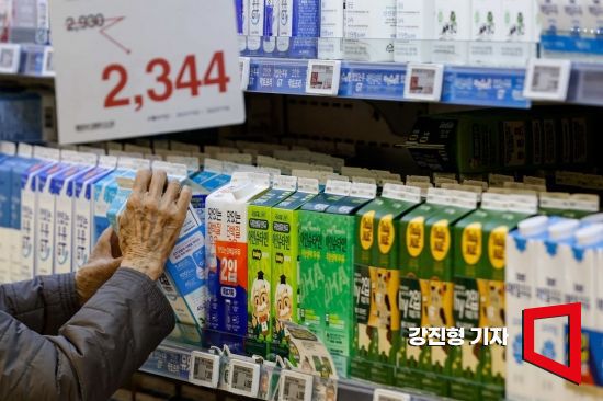 지난달 우유 값이 14.3% 올라 14년 만에 최고치로 치솟는 등 정부가 밀착 관리 중인 주요 먹거리 물가가 지난해보다 크게 오른 것으로 나타난 가운데 14일 서울 한 대형마트를 찾은 시민이 우유를 고르고 있다. 사진=강진형 기자aymsdream@