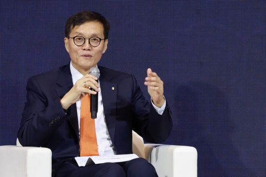 이창용 한국은행 총재가 1일 오후 서울 중구 한국은행 별관 컨퍼런스홀에서 열린 '제2회 한은-대한상의 공동 세미나'에서 이종화 고려대 경제학과 교수와 좌담회를 갖고 있다. [이미지출처=연합뉴스]