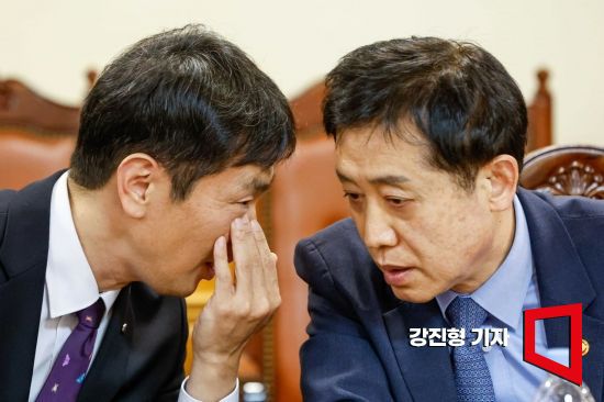 김주현 금융위원회 위원장(우)과 이복현 금융감독원장(좌)이 20일 서울 중구 은행연합회관에서 열린 '금융지주회장 간담회'에 참석해 의견을 나누고 있다. 사진=강진형 기자aymsdream@