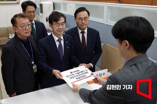 조경태 국민의힘 뉴시티 프로젝트 특별위원회 위원장이 16일 국회 의안과에서 경기도와 서울특별시 간 관할구역 변경에 관한 특별법률안을 접수하고 있다. 사진=김현민 기자 kimhyun81@